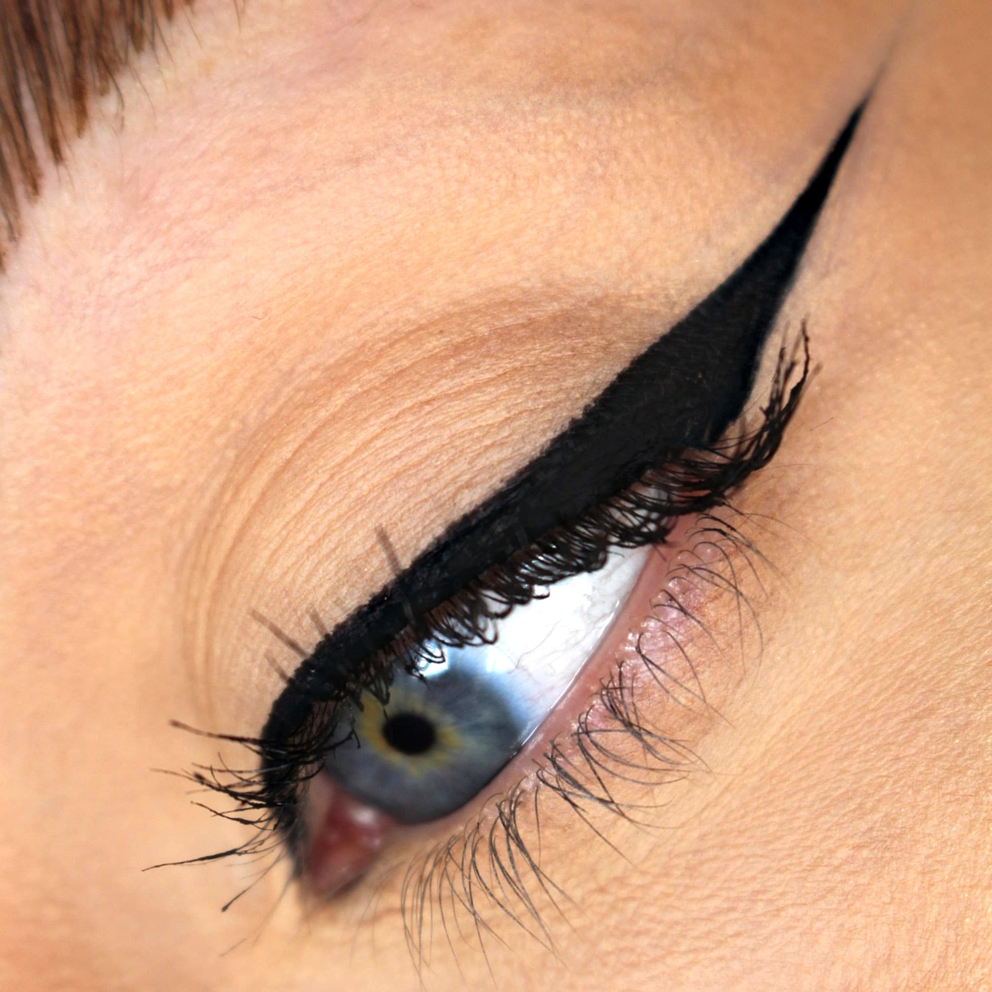 theBalm Schwing Black Liquid Eyeliner 1,7 ml 3