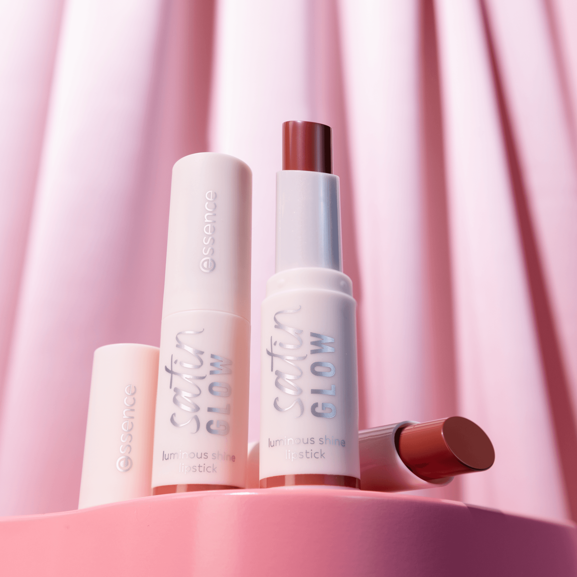 essence Satin Glow Luminous Shine Lipstick 04 3,5 g - produktbild 4
