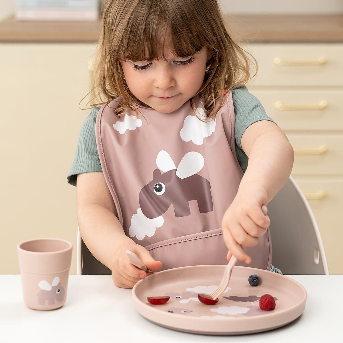 Done by Deer Foodie Mini Mug Happy Clouds Powder 135 ml - produktbild 4