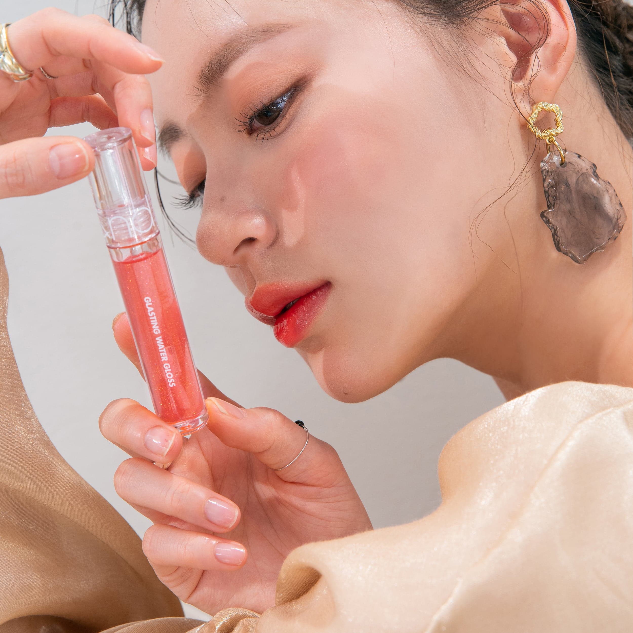 rom&nd Glasting Water Gloss 01 Sanho Crush 4,3 g - produktbild 4