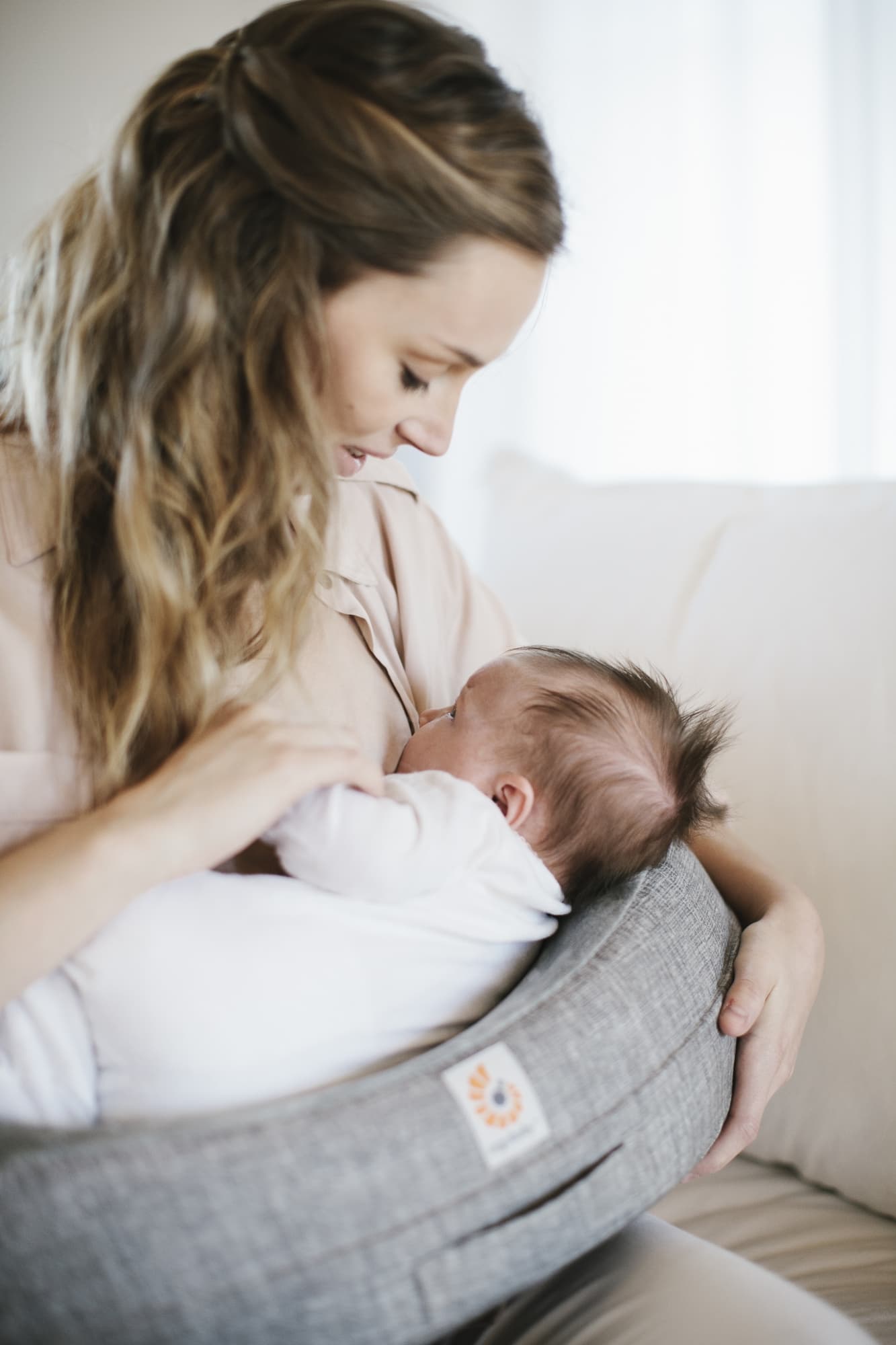Ergobaby Nursing Pillow Grey 4