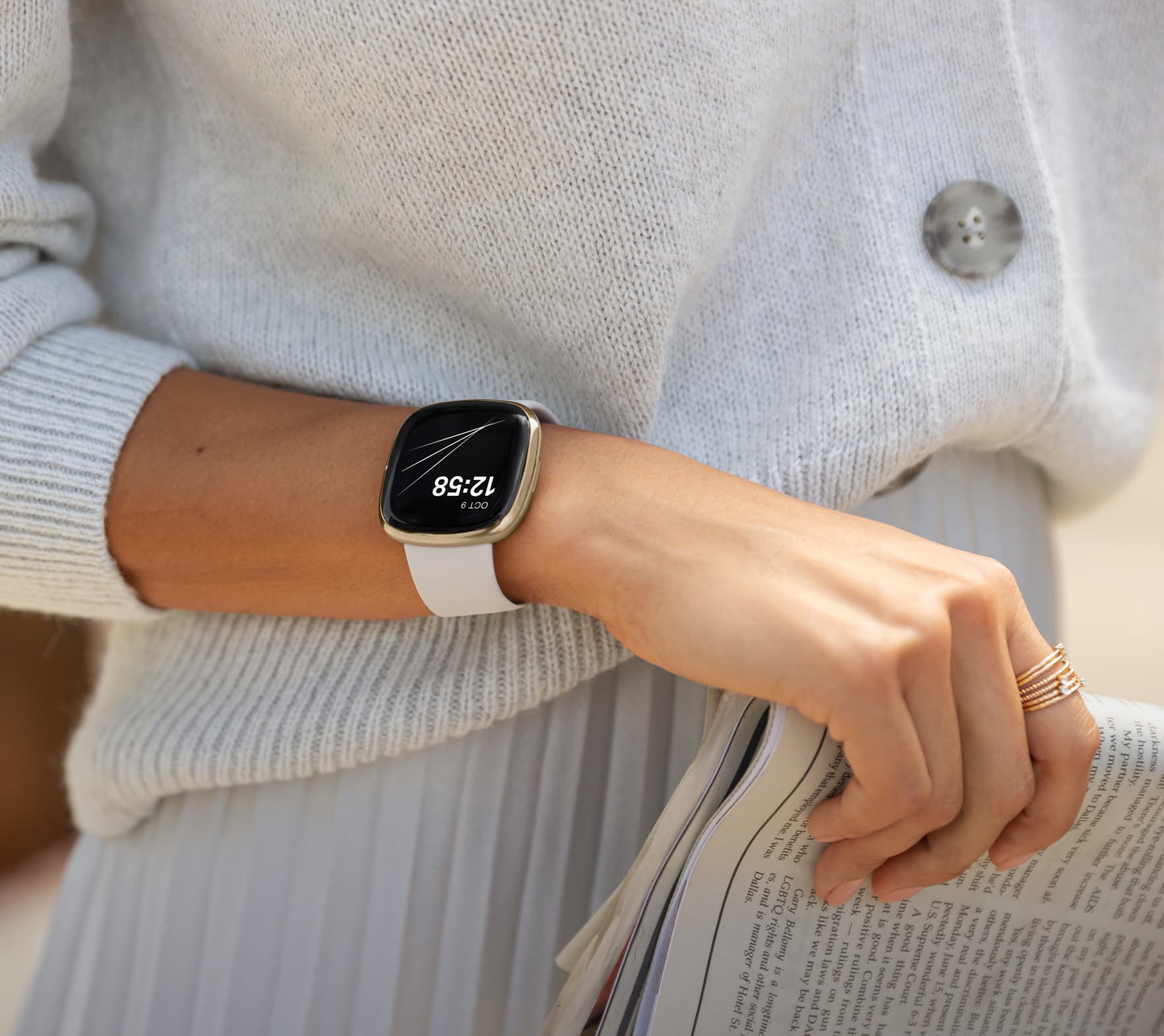 Fitbit Sense - Lunar White/Soft Gold 3